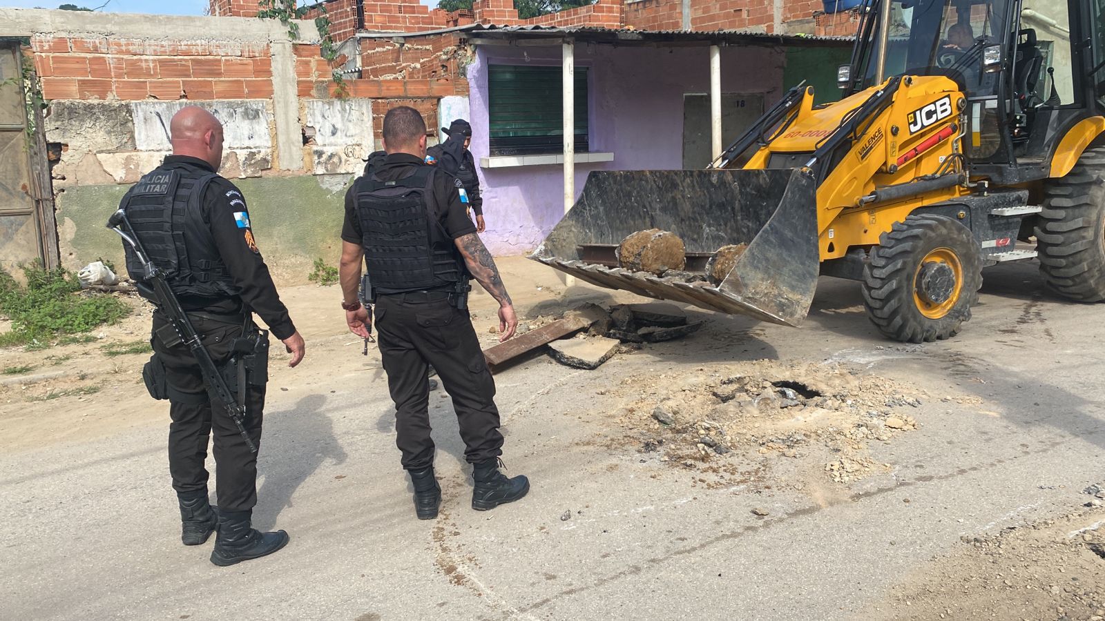 Polícia retira 12 toneladas de barricadas das ruas de Nova Iguaçu